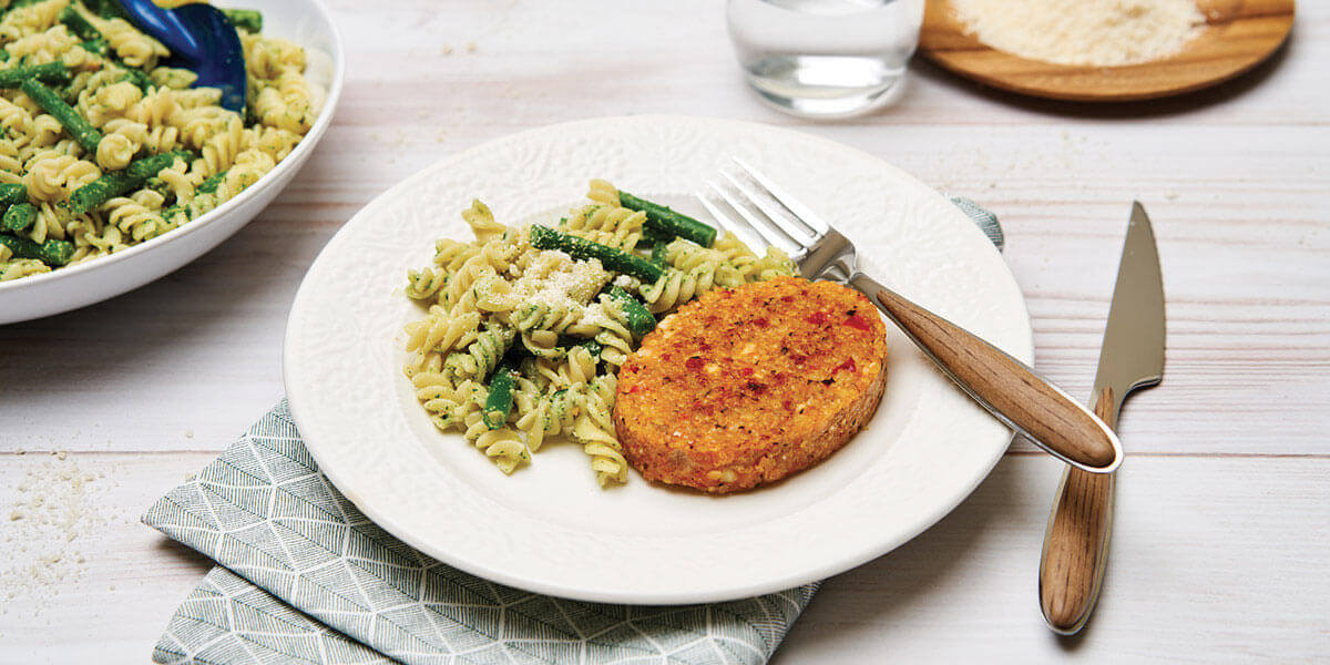 Fusilli, pesto de roquette, haricots verts et hamburger au quinoa